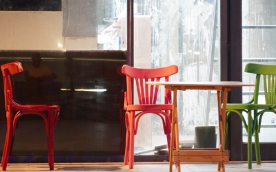 Gekleurde eetkamerstoelen; de nieuwste trend in interieur