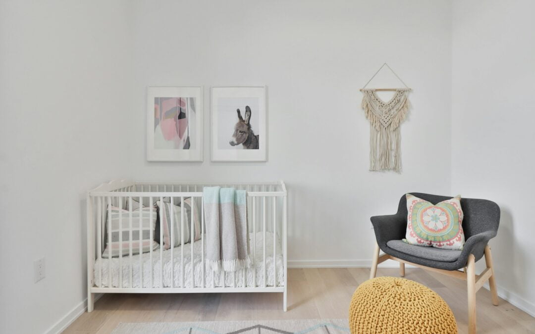 Tips voor een vrolijke kleuren babykamer