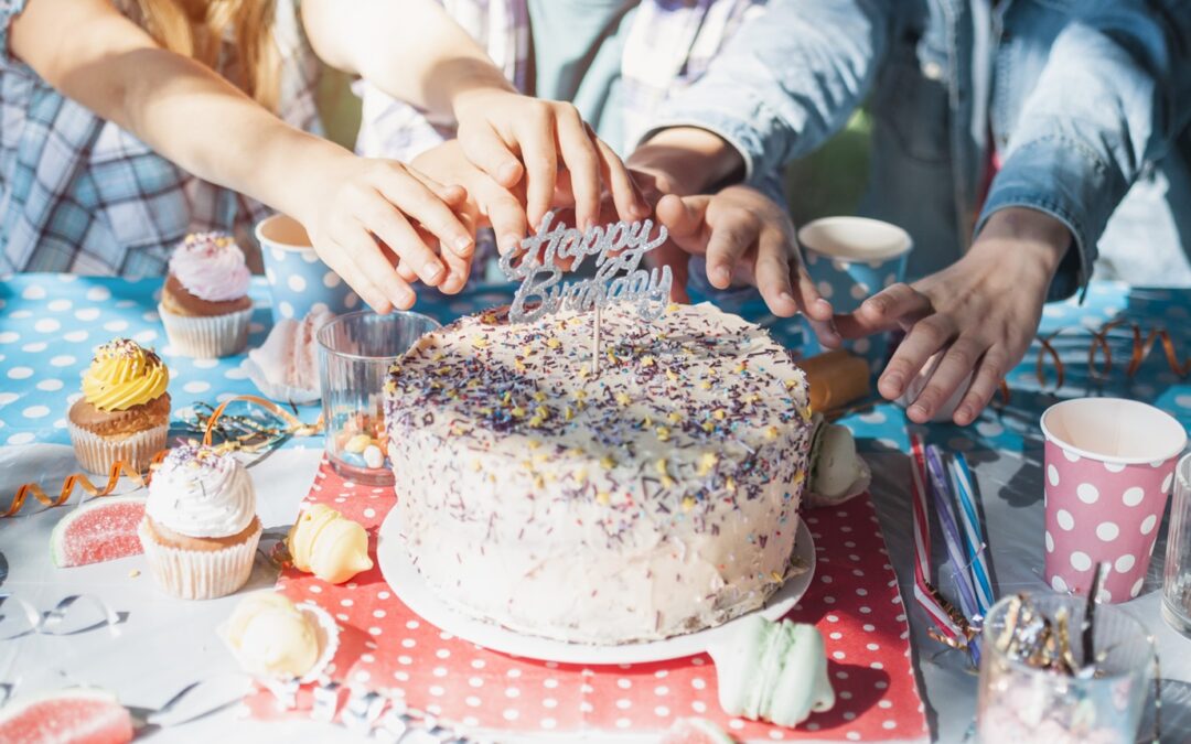 Feestje thuis? Zo wordt die zelfgebakken taart een blikvanger!